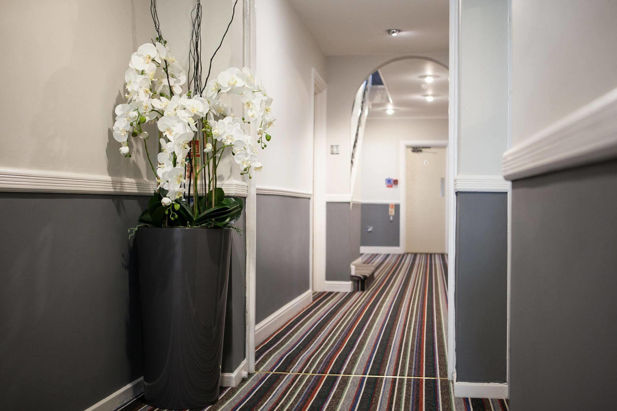Celtic International Hotel Cardiff Airport Barry Buitenkant foto